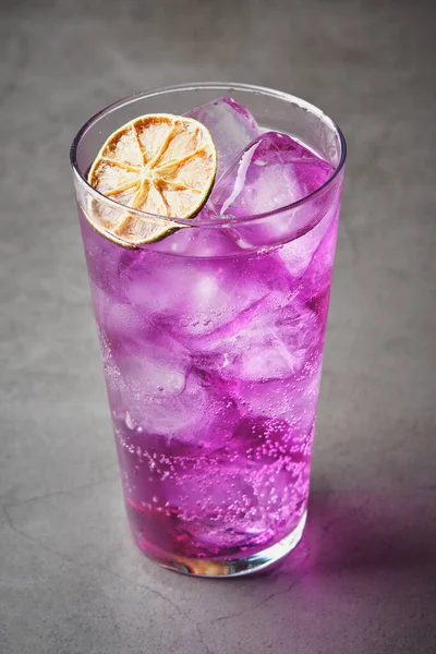 Bebida Refrescante Con Hielo Morado Con Rebanada Naranja Deshidratada —  Fotos de Stock