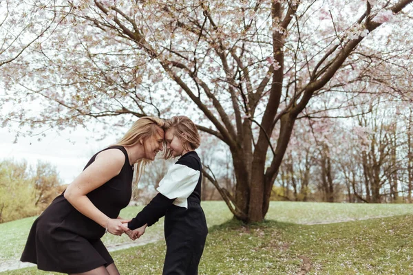 Oldalnézet Lány Ölelkezik Egymással Miközben Áll Alatt Virágzó Cseresznyefa — Stock Fotó