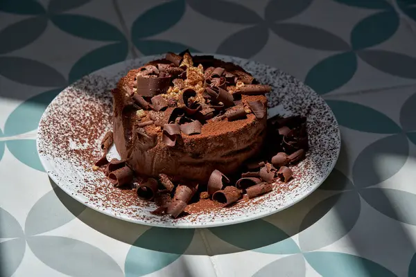 Tabakta Servis Edilen Talaş Kakao Tozuyla Süslenmiş Yüksek Açılı Çikolatalı — Stok fotoğraf