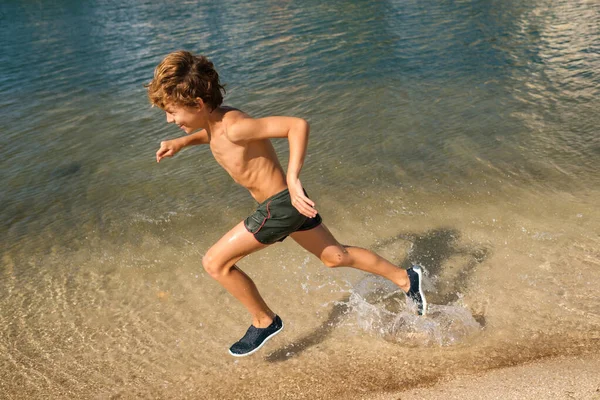 Ganzkörper Seitenansicht Von Glücklichen Hemdlosen Preteen Boy Genießen Sommerferien Während — Stockfoto