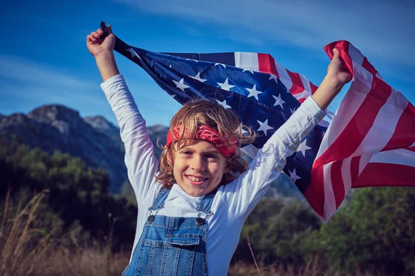 Radostně Usmívající Mladý Chlapec Šátkem Hlavě Mává Americkou Národní Vlajkou — Stock fotografie