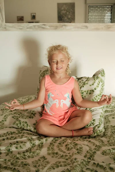 Volledig Lichaam Van Positieve Kleine Meisje Zitten Gekruiste Benen Mediteren — Stockfoto