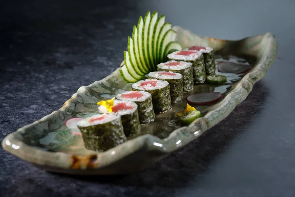 Lahodné Tuňákové Sushi Rolky Podávané Čerstvými Okurkovými Plátky Uspořádanými Mramorovém — Stock fotografie