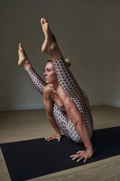 Sidovy Fokuserad Kvinnlig Idrottsman Aktivklädesbalansering Tittibhasana Mattan Medan Gör Yoga — Stockfoto