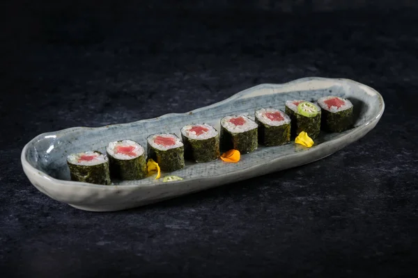Heerlijke Sushi Broodjes Met Zalm Geserveerd Marmeren Dienblad Met Bloemen — Stockfoto