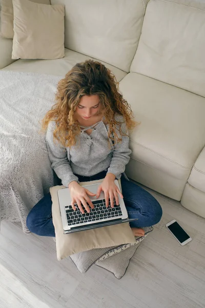 Yüksek Açılı Kıvırcık Saçlı Evde Çalışırken Dizüstü Bilgisayarda Yazan Genç — Stok fotoğraf