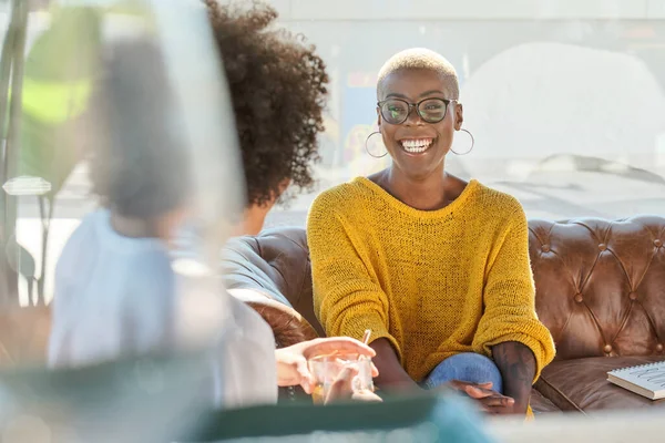 Positiv Afroamerikansk Kvinna Avslappnade Kläder Och Glasögon Skrattar Medan Pratar — Stockfoto