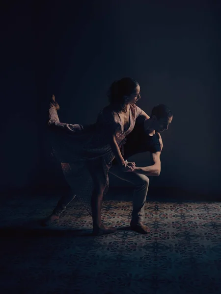 Stüdyoda Loş Işıklı Bale Hareketleri Yapan Aktif Yetenekli Erkek Kadının — Stok fotoğraf