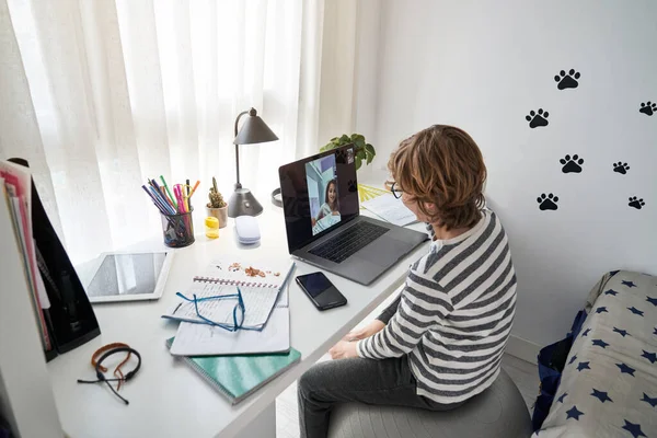 Ergenlik Çağındaki Bir Çocuğun Evde Internetten Ders Çalışırken Masada Oturup — Stok fotoğraf