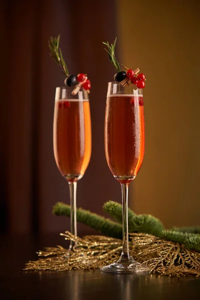 Glasses Champagne Decorated Berries Rosemary Twigs Placed Decorated Table Coniferous — Stock Photo, Image
