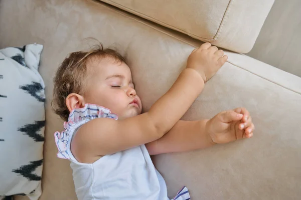 Küçük Kızın Rahat Bir Kanepede Uzanması Evdeki Oturma Odasında Şekerleme — Stok fotoğraf