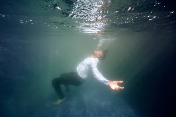 Podwodne Ujęcie Mężczyzny Ubraniu Tonącego Wodzie Basenu Czującego Się Beznadziejnie — Zdjęcie stockowe
