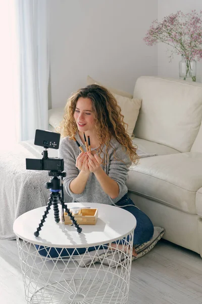 Junge Schönheitsbloggerin Nimmt Video Mit Professioneller Kamera Auf Und Zeigt — Stockfoto