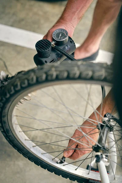 Von Oben Bis Zur Unkenntlichkeit Männlicher Radfahrer Pumpt Reifen Von — Stockfoto
