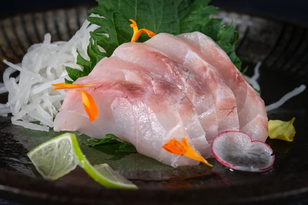 Closeup Sashimi Robalo Delicioso Cru Servido Placa Preta Com Flores — Fotografia de Stock