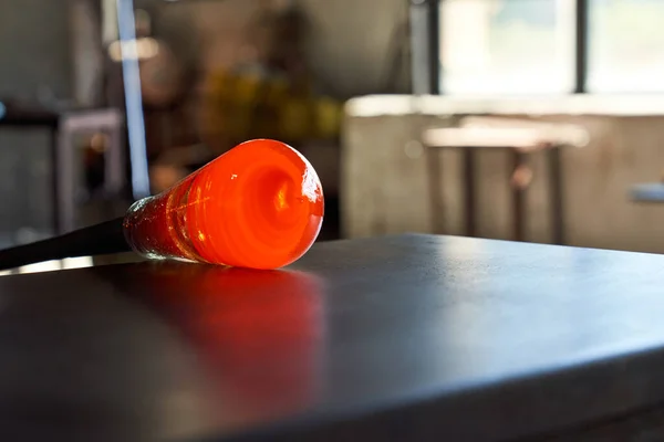 Massa Kaca Dipanaskan Tepi Pontil Dalam Proses Pembuatan Vas Hookah — Stok Foto