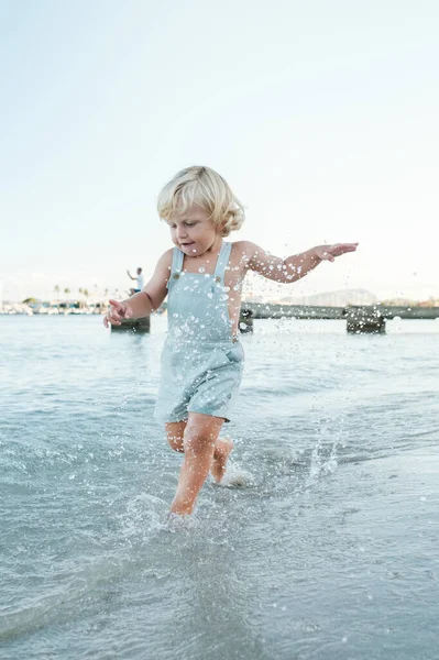 Cuerpo Completo Lindo Niño Pequeño Jugando Corriendo Mar Ondulante Día — Foto de Stock