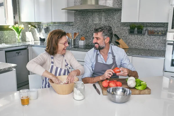 Mutfaktaki Masada Hamur Sebze Hazırlarken Gülümseyerek Birbirlerine Bakan Önlüklü Pozitif — Stok fotoğraf