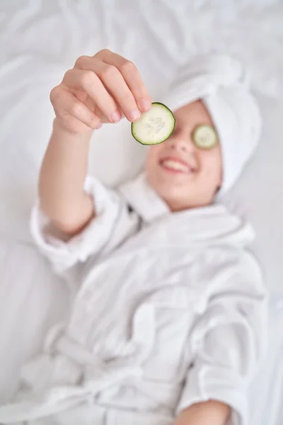Hoge Hoek Van Het Lachende Kind Het Dragen Van Handdoek — Stockfoto