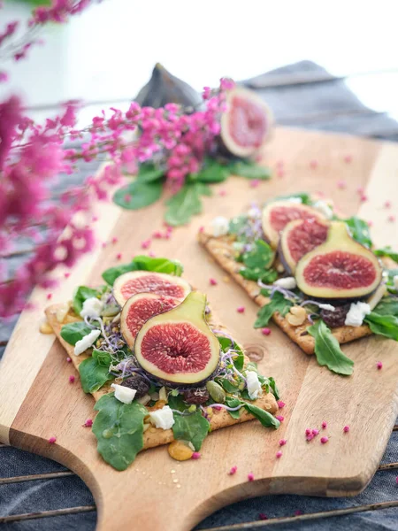 Fresh Fig Fruit Slices Decorated Green Mint Leaves Cheese Salad — Stock Photo, Image
