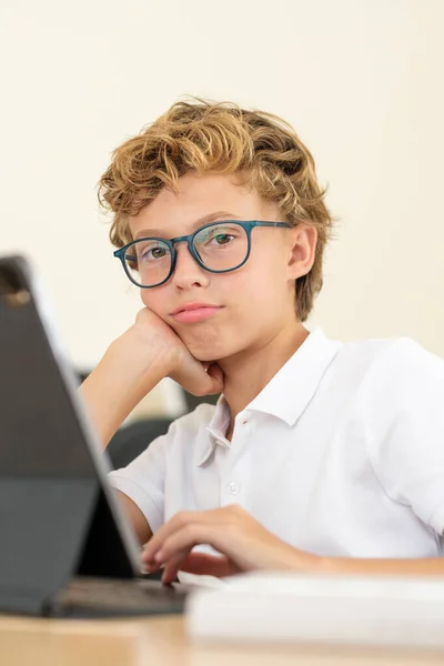 Aburrido Adolescente Gafas Con Labios Pucheros Tableta Navegación Mientras Está —  Fotos de Stock