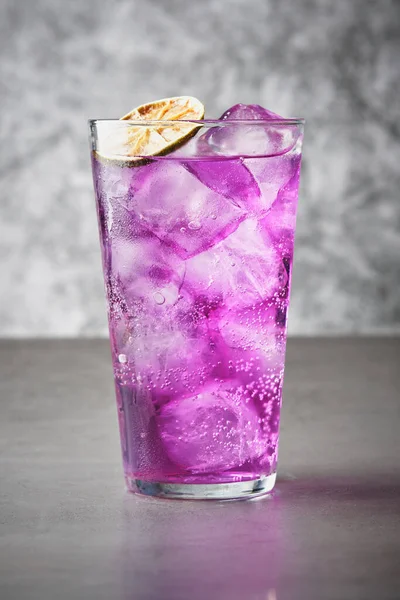 Bebida Refrescante Con Hielo Morado Con Rebanada Naranja Deshidratada —  Fotos de Stock