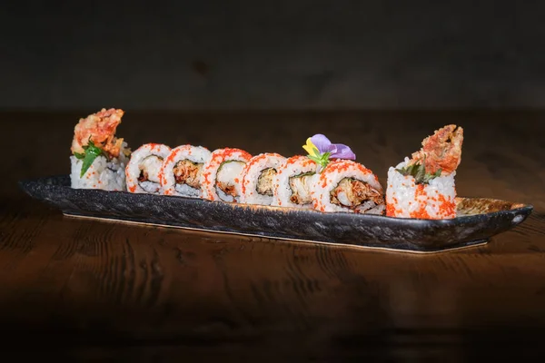 Servierset Japanisches Uramaki Sushi Mit Rotem Tobiko Fischrogen Und Tempura — Stockfoto