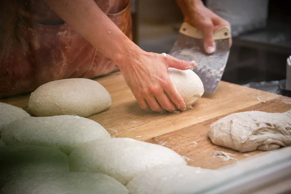 Ekmek Hamuru Üzerinde Çalışan Bir Fırıncının Ellerinin Fotoğrafının Ayrıntıları Yüksek — Stok fotoğraf