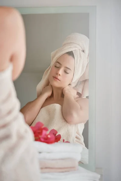 Genç Sakin Gözleri Kapalı Bir Kadın Boynuna Dokunuyor Sabah Banyoda — Stok fotoğraf