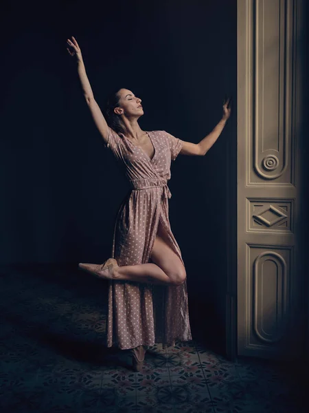 Visão Lateral Comprimento Total Bailarina Encantadora Vestido Elegante Com Braços — Fotografia de Stock