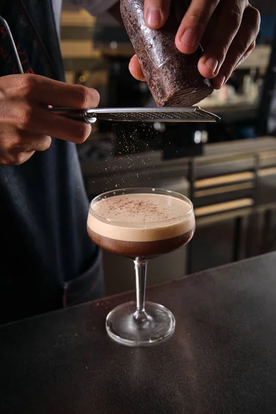 Crop Anónimo Camarero Rallado Chocolate Delicioso Cóctel Martini Espresso Servido —  Fotos de Stock