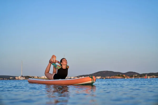 Volledig Lichaam Van Jonge Flexibele Vrouw Badmode Beoefenen Van Yoga — Stockfoto
