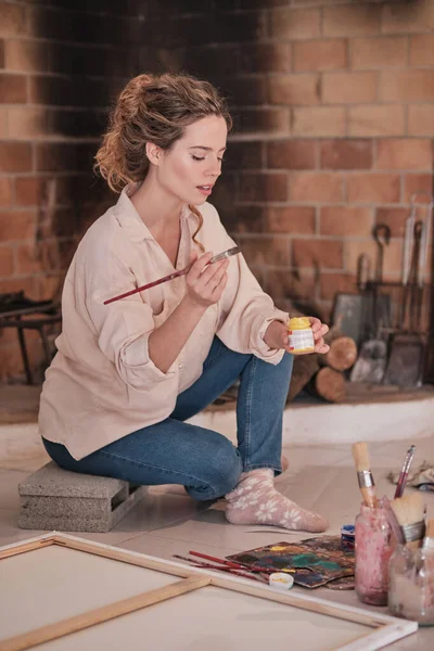 Side View Female Artist Sitting Fireplace Holding Paintbrush Professional Paint — Stock Photo, Image