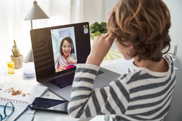 Side View Gyerek Video Chat Laptopon Lány Szemüveges Miközben Asztalnál — Stock Fotó