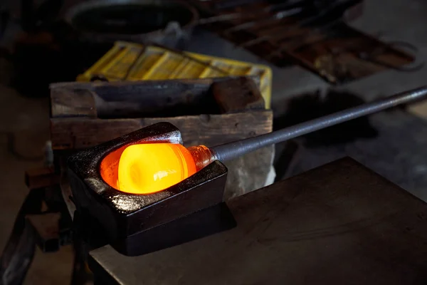 ガラス製造工場で吹き飛ばされる前に形作られる燃えるガラスの高い角度 — ストック写真