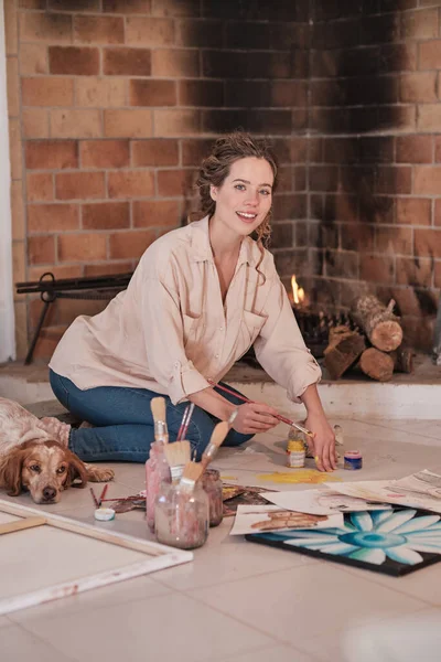 Sonriente Artista Femenina Ropa Casual Sosteniendo Pincel Dibujo Usando Pinturas —  Fotos de Stock