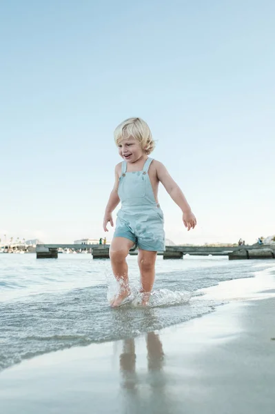 Ganzkörper Entzückendes Barfüßiges Kind Das Lächelnd Seichten Meer Sandstrand Läuft — Stockfoto