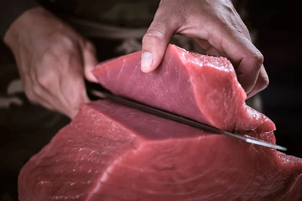 Male Hands Chef Cutting Delicious Loin Fresh Bluefin Tuna — Stock Photo, Image