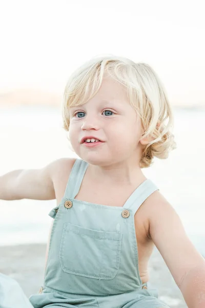 Roztomilý Chlapeček Světlými Vlasy Modrýma Očima Celkovém Pohledu Pryč Zatímco — Stock fotografie