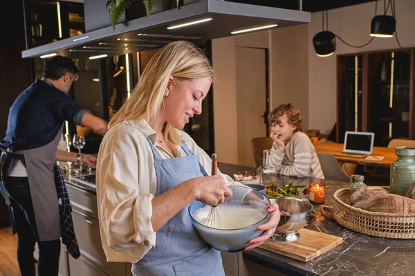 Vrouw Man Schorten Koken Samen Tegen Jongen Zitten Aan Balie — Stockfoto