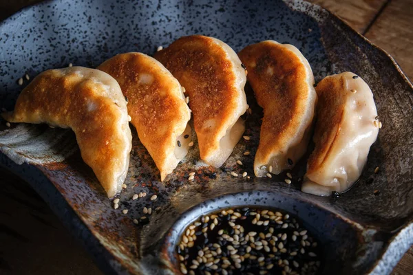 Typiska Kinesiska Dumplings Gyoza Fylld Med Malet Kött Eller Grönsaker — Stockfoto