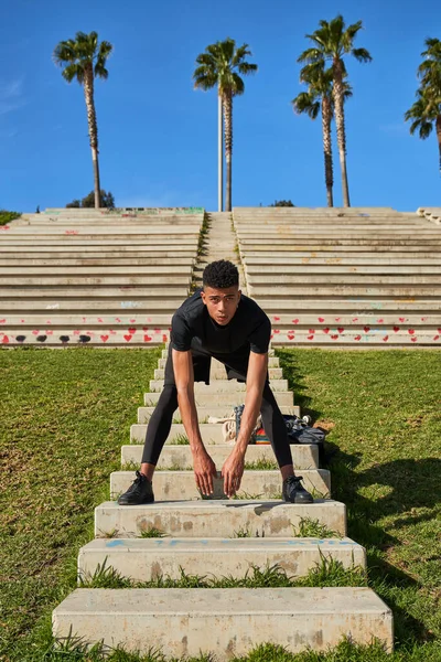 Ganzkörper Sportlicher Hispanischer Mann Lehnt Sich Vorwärts Während Sommertagen Stretching — Stockfoto