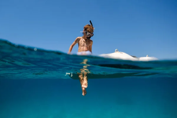 Baixo Vista Água Menino Pré Adolescente Máscara Snorkeling Tubo Sentado — Fotografia de Stock