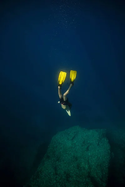Cima Homem Irreconhecível Nadadeiras Amarelas Brilhantes Nadando Sob Água Mar — Fotografia de Stock