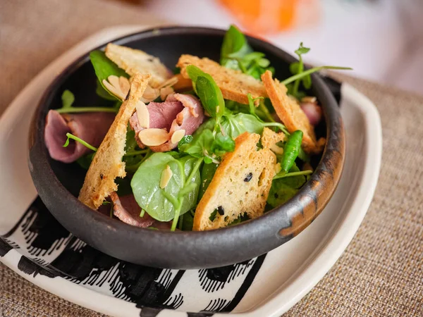 Hoge Hoek Van Smakelijke Salade Met Spinazie Ham Croutons Houten — Stockfoto