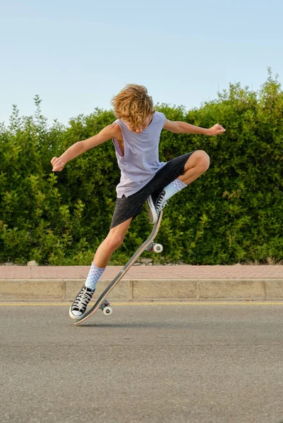Детский Скейтбордист Хипстерском Костюме Выполняющий Трюк Время Прыжка Скейтборда Над — стоковое фото