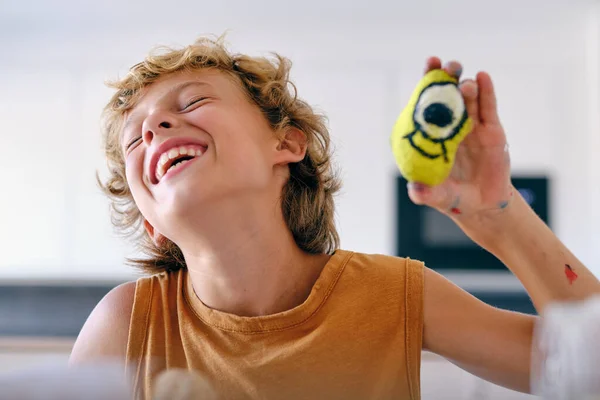 Pozitivní Preteen Dítě Směje Ukazuje Pulzující Malovaný Kámen Zatímco Sedí — Stock fotografie