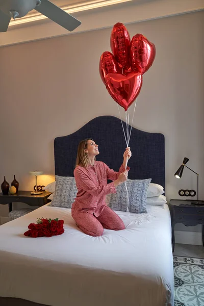 Pijamalı Genç Bir Kadın Kırmızı Kalp Helyum Balonları Bir Buket — Stok fotoğraf