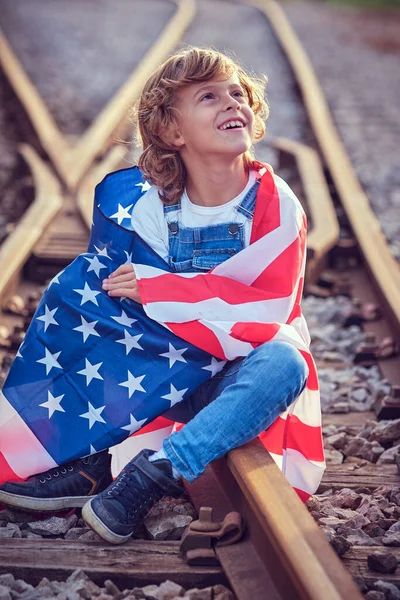 Spokojenost Dítě Zabalené Vlajce Usa Vzhlížet Při Posezení Železnici Během — Stock fotografie