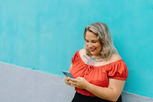 Υψηλή Γωνία Της Νεαρής Γυναίκας Χαμογελώντας Και Κοιτάζοντας Smartphone Ενώ — Φωτογραφία Αρχείου